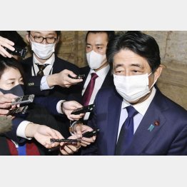 「桜を見る会」を巡り自らの秘書らが東京地検特捜部の任意聴取を受けていたことに関し、記者の質問に答える安倍前首相（Ｃ）共同通信社