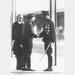 訪日の際、東京駅で天皇と握手する愛新覚羅溥儀（1940年6月26日）／（Ｃ）共同通信社