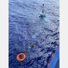 投げ込まれたブイに向かって泳ぐスチュワートさん（米沿岸警備隊のフェイスブックから）