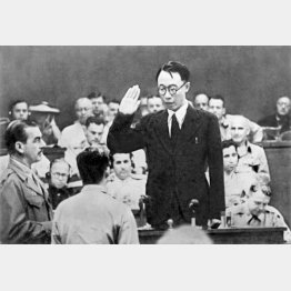 東京裁判の証言台で宣誓をする元満州国皇帝溥儀（1946年8月16日、東京・市谷）／（Ｃ）共同通信社