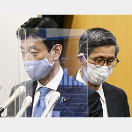 世界のスタンダードから逆行（右から尾身会長、西村経済再生相）／（Ｃ）共同通信社