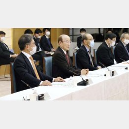 具体策打ち出せず（2日の大会組織委の調整会議で、杉田官房副長官＝右4）／（Ｃ）共同通信社