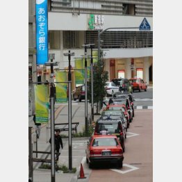 客不在でタクシーの車列が続く駅前の乗り場（Ｃ）日刊ゲンダイ