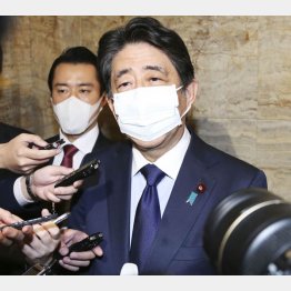 総理大臣として１年も虚偽答弁を続けた責任は？（安倍前首相）／（Ｃ）共同通信社