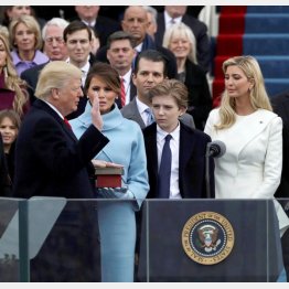 就任式でのイバンカ（右）とトランプ米大統領（Ｃ）ロイター