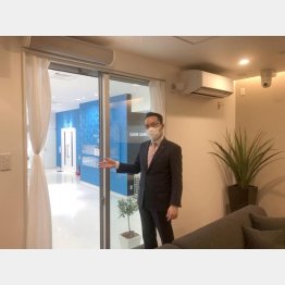 右側のエアコンに対し、手で指し示している方が「室内機から遠い窓」／（提供写真）