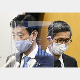 死者急増にどう対応する？（西村経済再生相と新型コロナウイルス感染症対策分科会の尾身会長＝右）／（Ｃ）共同通信社