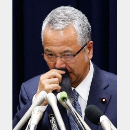 2016年1月26日、金銭受領を認め、辞任会見をした甘利明経済再生相（当時）／（Ｃ）日刊ゲンダイ