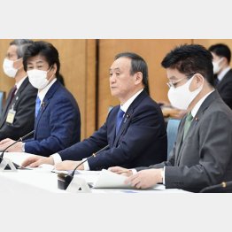 さすがに神妙な面持ち（14日、新型コロナウイルス感染症対策本部に出席した菅首相＝右2）／（Ｃ）共同通信社
