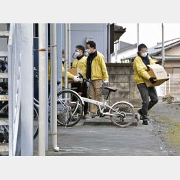 家宅捜索されるベトナム人のアパート（Ｃ）共同通信社