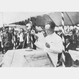 満州に向かう空の使節の早大生、明大生に送別の辞を述べる愛新覚羅溥傑（1932年7月9日、代々木練兵場＝日本電報通信社撮影）