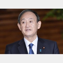 90分後にはGo To忘年会（Go To トラベル一律停止で記者団に答える菅首相＝14日）／（Ｃ）共同通信社