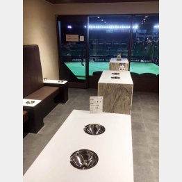 スーパーボックス専用の喫煙ルーム。贅沢な空間で窓越しに野球観戦もできる（Ｃ）日刊ゲンダイ