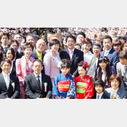 この年から現金支払いに（2014年「桜を見る会」での安倍前首相と昭恵夫人＝中央）／（Ｃ）日刊ゲンダイ