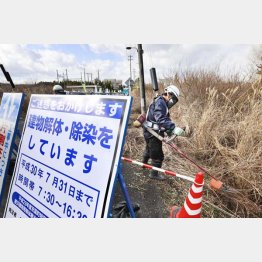 慢性的は人手不足（双葉町の除染作業＝2017年12月）／（Ｃ）共同通信社