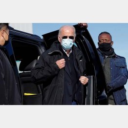 イランの核開発問題で必ずもめる（バイデン次期米大統領＝中央）／（Ｃ）ロイター