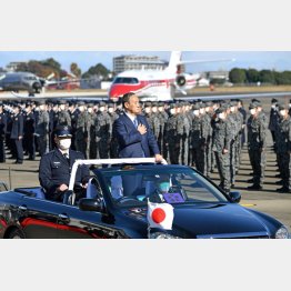 航空自衛隊観閲式での菅首相＝11月（代表撮影）