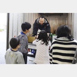 フードパントリーの様子（写真はコロナ前のものです）／（提供写真）