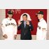 井納（左）と梶谷（右）を脇に従えご満悦の原監督（Ｃ）日刊ゲンダイ