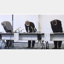 頭を下げる愛知県西尾市議会自民系会派の小林敏秋会長（中央）と石川幹事長（右）／（Ｃ）共同通信社