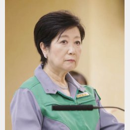定例会見を行う小池都知事（Ｃ）日刊ゲンダイ