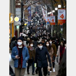 政府の場当たり対応に我慢の限界（クリスマス・イヴの東京の原宿）／（Ｃ）日刊ゲンダイ