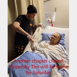 手術の成功を祝うスカリーさん（左）とティムさん（「リュリズ・フード・エクスペリエンス」のフェイスブックから）