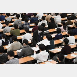こんな受験風景はもう見られないかも…（Ｃ）共同通信社