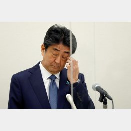 7割以上の国民が「納得できない」（説明会見の安倍前首相＝25日）／（Ｃ）ロイター