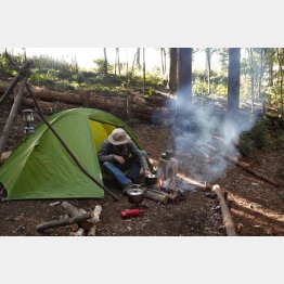 1～2人用のコンパクトなテントと寝具やクッキングギアなど必要最小限の道具があればＯＫ（Ｃ）日刊ゲンダイ