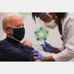 ワクチン接種を受けるバイデン次期米大統領（Ｃ）ロイター