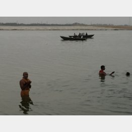 多くの人が日々沐浴する聖なるガンジス川（提供）佐藤大介氏