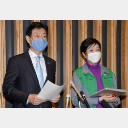 打つ手がない…（西村康稔コロナ担当相と小池百合子都知事）／（Ｃ）日刊ゲンダイ