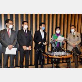 4知事が異例の要請（左から、大野埼玉県知事、森田千葉県知事、西村経済再生相、小池都知事、黒岩神奈川県知事）／（Ｃ）日刊ゲンダイ