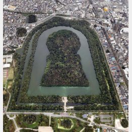 日本最大の前方後円墳、大山古墳（仁徳天皇陵）＝堺市（Ｃ）共同通信社