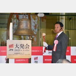 2021年東証大発会で鐘を鳴らす麻生太郎財務相（Ｃ）日刊ゲンダイ