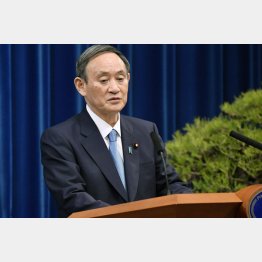 4日の会見で、緊急事態宣言の再発令を検討すると表明した菅首相（Ｃ）共同通信社