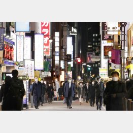 いま検討されている宣言の内容は飲食店の時短営業、”飲み会禁止令”だけ（東京・新橋の飲食店街＝4日）／（Ｃ）共同通信社