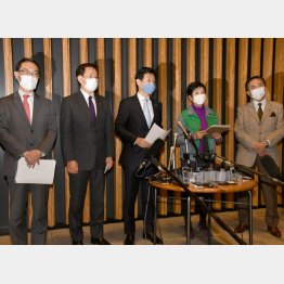 まるで司令塔（左から、大野埼玉県知事、森田千葉県知事、西村経済再生相、小池都知事、黒岩神奈川県知事）／（Ｃ）日刊ゲンダイ
