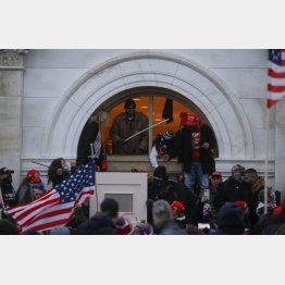 議会に突入（Ｃ）ロイター