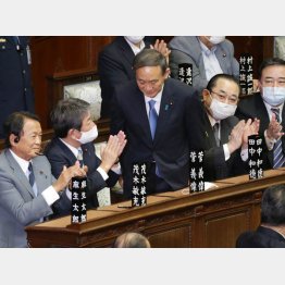 衆院本会議で第９９代首相に指名され、頭を下げる自民党の菅義偉総裁（Ｃ）日刊ゲンダイ