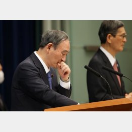 相変わらずの棒読みスカスカ会見（１都３県に「緊急事態宣言」、会見する菅義偉首相、右は尾身会長）／（Ｃ）JMPA