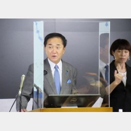 アクリル板越しに記者会見する神奈川県の黒岩祐治知事（Ｃ）共同通信社