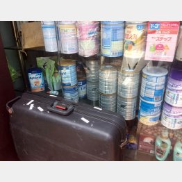 店先に置かれた客室乗務員のスーツケース（撮影：出井康博）