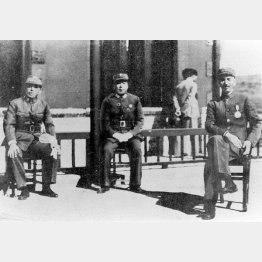 西安を訪れた蒋介石（右）と写真に納まる張学良（左）。中央は楊虎城（撮影年月日不明）／（Ｃ）共同通信社