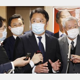 山梨県の長崎幸太郎知事（中央）／（Ｃ）共同通信社