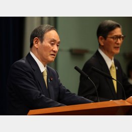 この期に及んでも「Go To」優先、安倍政権よりも悪い（13日、11都府県「緊急事態宣言」会見の菅首相、右は新型コロナウイルス感染症対策分科会の尾身会長）／（Ｃ）JMPA