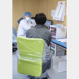 発熱外来を受診する患者（Ｃ）共同通信社