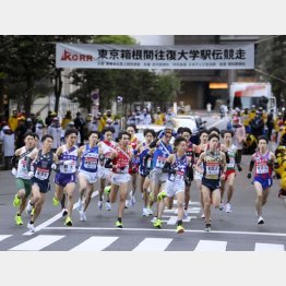 選手たちの足元で光る螢光イエローのシューズ（箱根駅伝）／（Ｃ）共同通信社