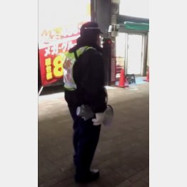 アナウンスして歩く警備員（Ｃ）日刊ゲンダイ